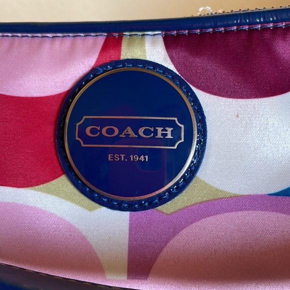 Coach purse with detachable shoulder strap and leather handle - Picture 2 of 6